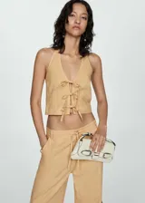 Top color arena con escote halter y lazos ajustables en el frente.