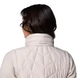 Chaleco acolchado color beige con cuello alto, cierre frontal con cremallera bidireccional, bolsillos laterales con cremallera y bolsillo interior de seguridad. Cuenta con tecnología termorreflectante Omni-Heat™ y repelente al agua Omni-Shield™.