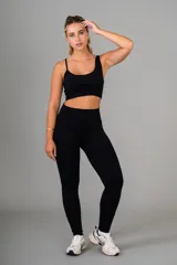 Top deportivo negro con breteles finos y espalda deportiva.
