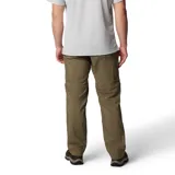 Pantalón largo convertible en short, color caqui, de corte recto y tiro medio. Cuenta con bolsillos laterales con cierre, bolsillos cargo con velcro y cintura parcialmente elástica con cinturón removible.