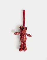 Llavero con forma de oso de peluche rojo con estampado paisley y cinta de agarre roja.