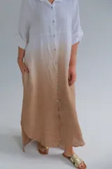 Vestido camisero largo de lino italiano con degradado de blanco a tostado, manga 3/4 con botón ajustable y cierre frontal con botones.