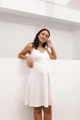 Camisón maternal gris melange de algodón con breteles regulables y broches de acceso para lactancia.