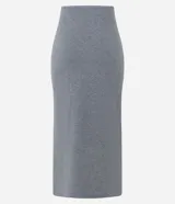 Pollera midi gris de punto, con detalle delantero cruzado.