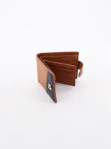 Billetera marrón de cuero con diseño color block en marrón y negro, con costuras en contraste y cierre con broche metálico.