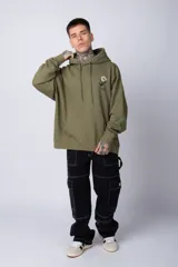 Buzo canguro negro de algodón friza, corte oversize y estampado de una rosa roja en el pecho.