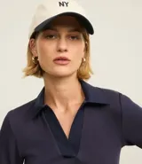 Vestido midi con corte godê, confeccionado en rib de viscosa en la parte superior y tricolina de algodón en la falda. Presenta cuello polo y mangas cortas.