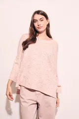Sweater rosa con mangas acampanadas y cuello redondo. Tejido suave y confortable de algodón, acrílico y lino.