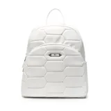 Mochila blanca de cuero sintético con diseño acolchado en forma de hexágonos. Tiene correas regulables, manija de mano, herrajes plateados, forro interior textil y bolsillo interno con cierre.