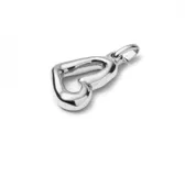 Dije charm con forma de corazón abierto, bañado en plata de ley.