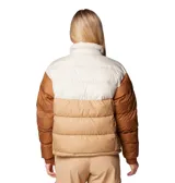 Campera puffer cropped Columbia Pike Lake II, color celeste, rosa y naranja. Cuenta con tecnología térmica reflectante Omni-Heat™, aislamiento de poliéster 100 % reciclado, puños con forro de jersey, protector de mentón, cremallera central delantera de doble dirección, bolsillo interior de seguridad, bolsillos laterales con cremallera, puños elásticos, dobladillo ajustable con ceñidor y tratamiento duradero repelente al agua sin PFC.