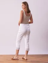 Pantalón capri negro de algodón con terminación de ruedo con aplique calado.