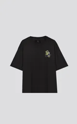 Remera negra oversize de algodón con estampado en la espalda de moléculas y hojas de marihuana en tonos rosa, amarillo y verde.
