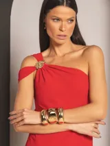 Vestido largo de fiesta color rojo, con un solo tirante y detalle de broche dorado en el hombro.