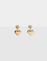 Aros colgantes dorados con forma de corazón, con la parte superior cubierta de strass.