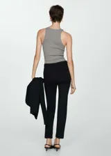 Pantalón negro de vestir, de corte recto, con cierre de cremallera y gancho, tiro medio, trabillas y bolsillos laterales y traseros.