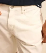 Bermuda de sarga de algodón color blanco, con cintura fija, pasadores para cinturón, cierre tradicional y bolsillos funcionales.