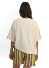 Remera color crema de corte oversize con estampado de una medusa azul.