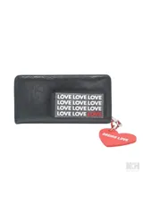 Billetera negra con estampado de la palabra 'LOVE' repetida en color blanco y rojo. Incluye un dije colgante en forma de corazón rojo con la inscripción 'OREIRO LOVE'.