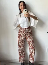 Sweater blanco de hilo calado con mangas anchas.