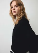 Sweater negro de tejido de punto grueso con efecto pelo, cuello redondo y manga larga.