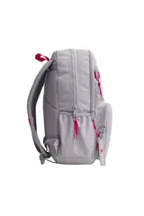 Mochila de color gris claro con detalles en rosa fucsia. Presenta un diseño con dos bolsillos frontales con cierre y tiras decorativas con el texto "TRENDY LIVE NOW". El cuerpo principal tiene un estampado en relieve de las letras "TR" o similar.