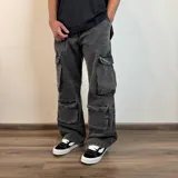 Pantalón jean cargo gris oscuro con efecto lavado, corte holgado y múltiples bolsillos.