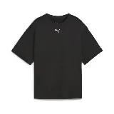 Remera negra de corte holgado con logo de Puma bordado en blanco en el pecho.