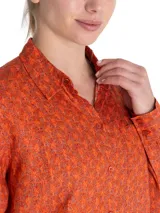 Camisa de manga larga con cuello clásico y cierre frontal con botones. Estampado con motivos marinos en tonos beige y marrón.