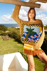 Sweater de lana tejido a mano color beige, con diseño bordado de una palmera, el mar y el sol.