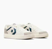 Championes urbanos Converse Pro Blaze, color crema con detalles en azul marino y gris.