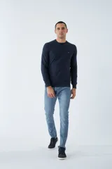 Sweater de algodón con cashmere color beige, de corte clásico, con cuello redondo a la base, puños y dobladillo acanalados y logo bordado en el pecho.