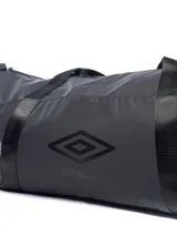 Bolso deportivo Umbro color gris oscuro con logo estampado en el frente y asas de mano y correa de hombro ajustables.