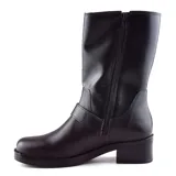 Bota de cuero sintético color negro, de caña media con dos correas con hebillas plateadas en la parte superior y una correa con hebilla plateada en el tobillo. Tiene un taco cuadrado bajo y suela de goma.