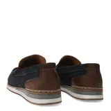 Mocasines Democrata Rom color marrón tabaco, confeccionados en cuero con perforaciones decorativas y suela de goma con detalles en gris y blanco.