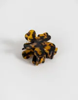 Broche de pelo color carey con forma de flor.