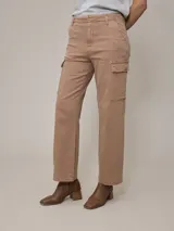 Pantalón cargo color beige de denim, con corte recto y bolsillos laterales con solapa.