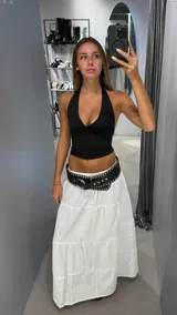 Pollera larga blanca de tela liviana con diseño escalonado y fruncido.