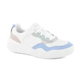 Championes Skechers Denali Mellow Day blancos con detalles en celeste, beige y verde agua. Capellada de cuero sintético con superposiciones de gamuza, plantilla Air-Cooled Memory Foam y suela de tracción flexible.