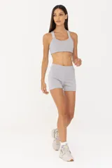 Minishort diseñado para yoga, de poliamida suave y cómoda, con cintura de tiro medio y compresión media.