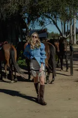 Camisa celeste de jean fino, con cuello clásico, cierre frontal con botones y mangas largas abullonadas con puños elastizados.