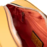 Bandolera color camel de símil cuero, con correa regulable y herrajes plateados. Tiene un compartimento principal con cierre, un bolsillo interno con cierre y un bolsillo externo con botón.