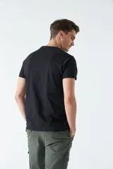 Remera básica color marrón claro, de corte regular, manga corta, cuello redondo y logo bordado en el pecho.