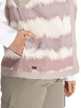 Chaleco largo sin mangas con estampado abstracto en tonos rosa, beige y blanco.