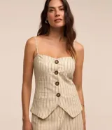 Blusa de tricolina con estampa de rayas verticales, breteles finos ajustables y desmontables, abotonado delantero y lastex en la espalda.