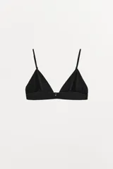 Bralette triangular negro confeccionado en mezcla de algodón y modal, con tirantes finos ajustables y cierre trasero con gancho metálico.