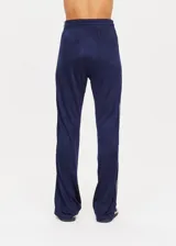 Pantalón de talle medio azul celeste, de corte relajado con cinturilla elástica y detallado con cintas de rayas en los costados.