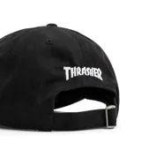 Gorra de béisbol negra con logo bordado en blanco y rojo en el frente.