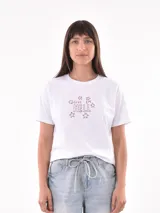 Remera verde con estampado de flor en colores contrastantes, de corte clásico y manga corta.