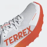 Championes de trail running Adidas Terrex Agravic 3, color gris con detalles en naranja y blanco.